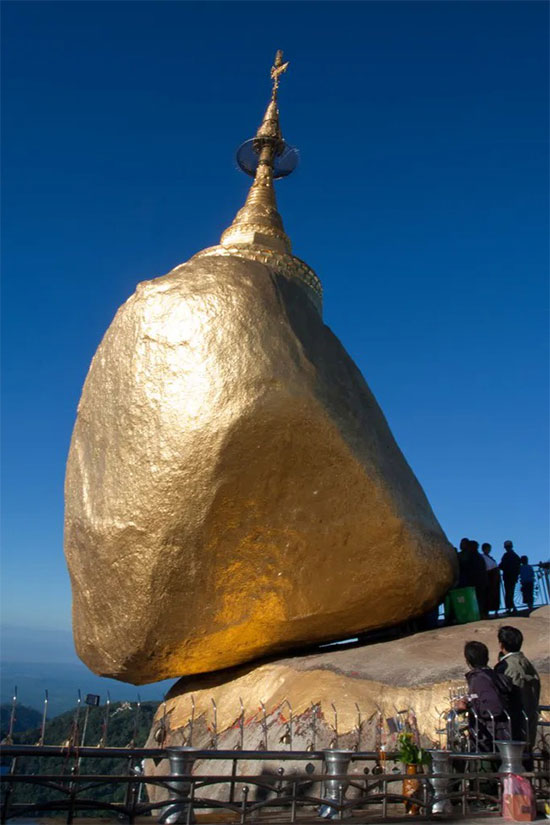 Tảng đá dát vàng đứng chênh vênh nghìn năm trên núi, thách thức mọi định luật vật lý