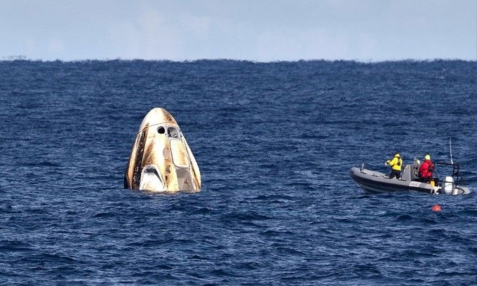 Tàu Crew Dragon của SpaceX chở phi hành gia hạ cánh thành công trên biển