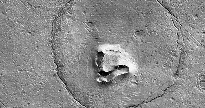 Tàu của NASA chụp được mặt gấu trên Hỏa tinh