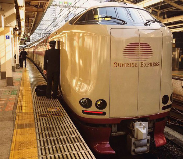 Tàu hỏa xuyên đêm ở Nhật Bản: Bên ngoài cũ kĩ đơn sơ, bên trong nội thất tiện nghi bất ngờ