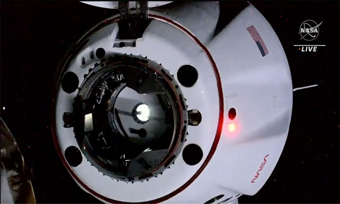 Tàu SpaceX chở phi hành gia Nga ghép nối thành công với trạm ISS