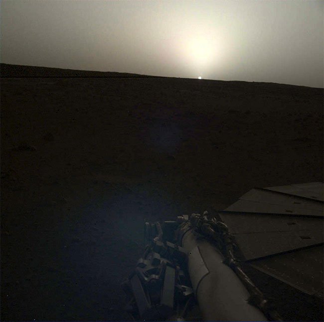 Tàu thăm dò InSight chụp cảnh bình minh và hoàng hôn trên sao Hỏa