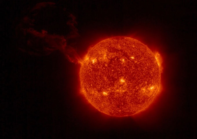 Tàu vũ trụ chụp ảnh vụ phun trào khổng lồ trên Mặt trời