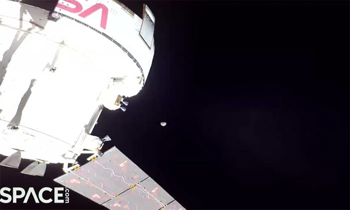 Tàu vũ trụ Orion lần đầu quay video selfie với Mặt trăng