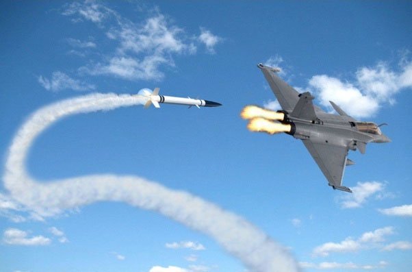 Tên lửa có thực sự đuổi theo máy bay chiến đấu như trong phim?