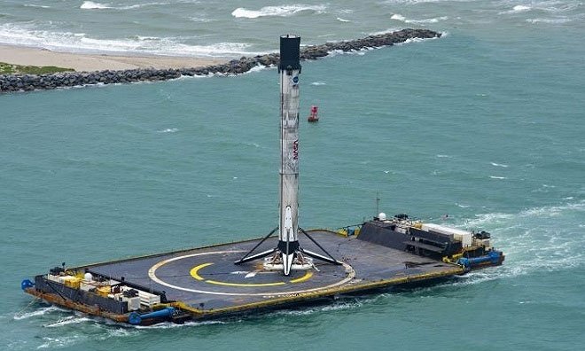 Tên lửa SpaceX cập bờ sau chuyến bay lịch sử