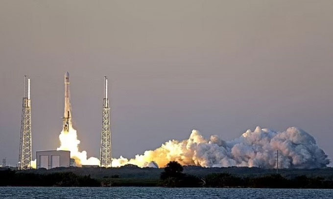 Tên lửa SpaceX sắp đâm vào Mặt trăng sau 7 năm trôi nổi trong không gian