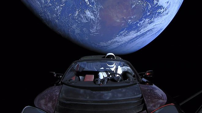 Tesla Roadster là chiếc xe đi xa nhất trong lịch sử sau khi được phóng vào vũ trụ 1 năm trước