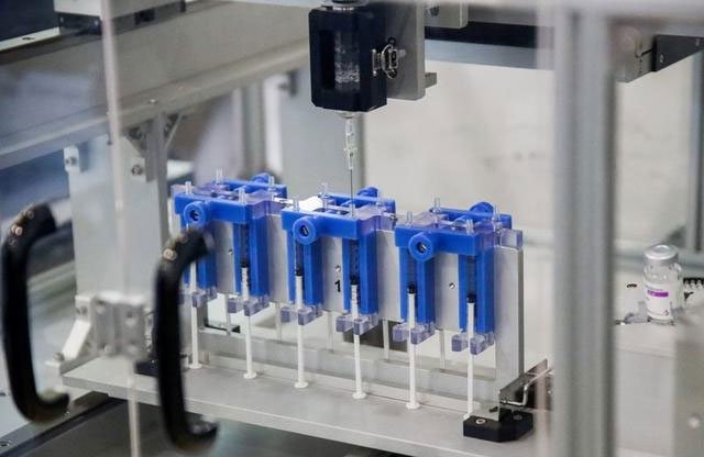 Thái Lan chế được robot rút vắc xin tránh lãng phí