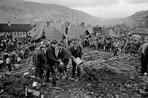 Thảm họa Aberfan qua hình ảnh: Câu chuyện có thật về thảm kịch chấn động xứ Wales năm 1966!