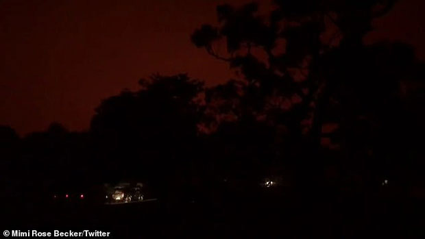 Thảm hoạ cháy rừng kinh hoàng khiến bầu trời Australia chuyển màu đen kịt như mực ngay giữa trưa