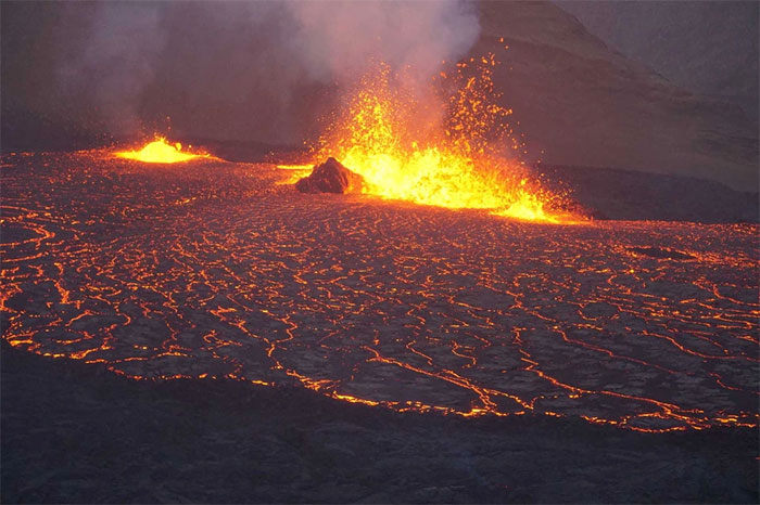 Thần tốc bảo vệ người dân trước núi lửa, Iceland khiến thế giới thán phục
