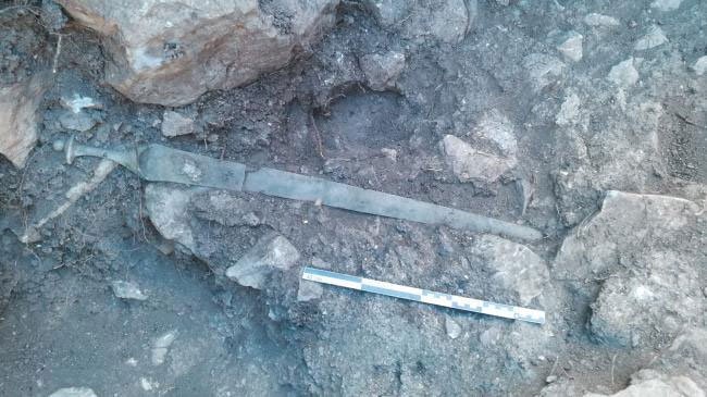 Thanh kiếm 3.200 năm tuổi nguyên vẹn dưới đá
