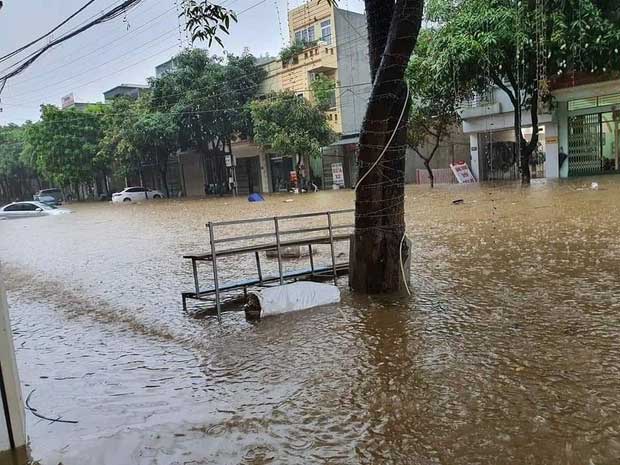 Thành phố Lào Cai chìm trong biển nước, nhiều nhà, ô tô bị ngập sau trận mưa lớn