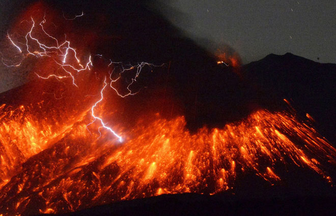 Thí nghiệm với tro bụi 13.000 năm tuổi, các nhà khoa học tìm hiểu lý do tại sao sét núi lửa hình thành