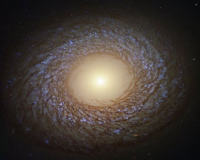 Thiên hà xoắn ốc rộng 80.000 năm ánh sáng