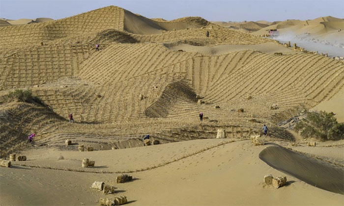 Thiếu điện nước, Trung Quốc xây cả nghìn km đường cao tốc xuyên sa mạc Taklimakan thế nào?