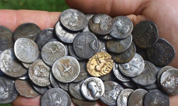Thợ dò kim loại phát hiện 748 đồng vàng và bạc cổ từ thời La Mã và Đồ Sắt