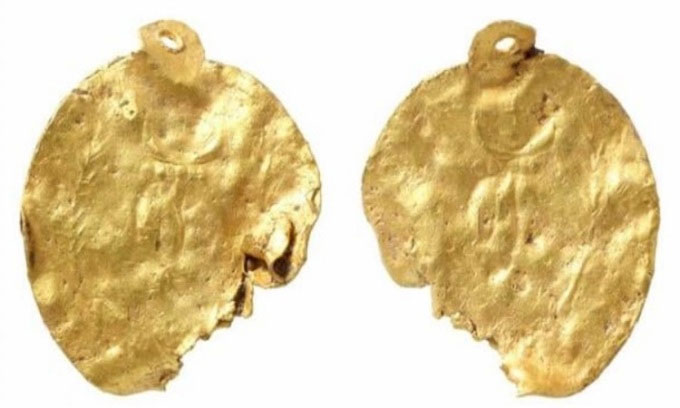 Thợ dò kim loại phát hiện khuyên tai vàng thời La Mã