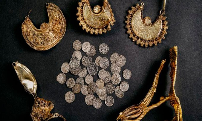 Thợ dò vàng phát hiện kho báu trang sức và đồng xu 1.000 năm trên cánh đồng