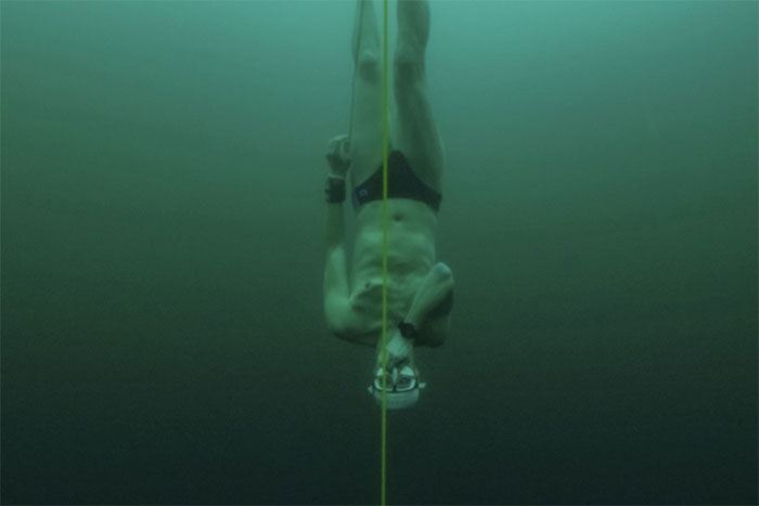 Thợ lặn Czech gây kinh ngạc với kỷ lục không tưởng dưới hồ băng