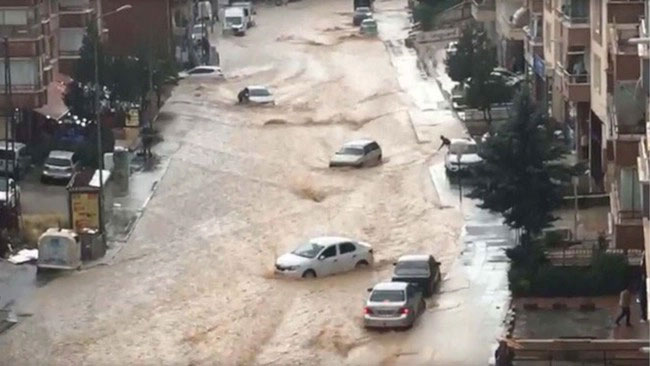 Thổ Nhĩ Kỳ thảm họa chưa ngừng: Các thành phố vừa đổ nát vì động đất giờ ngập trong lũ lụt, đường bị xẻ đôi