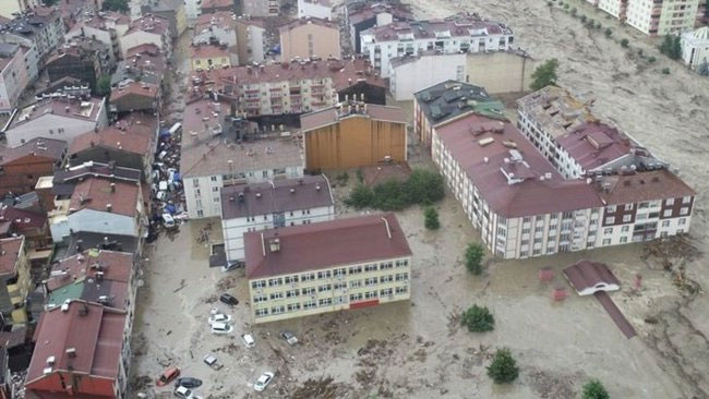 Thổ Nhĩ Kỳ thảm họa chưa ngừng: Các thành phố vừa đổ nát vì động đất giờ ngập trong lũ lụt, đường bị xẻ đôi