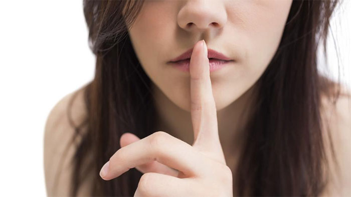 Thời gian giữ được một bí mật của phụ nữ là 47 giờ 15 phút: Tại sao họ cần phải buôn chuyện?