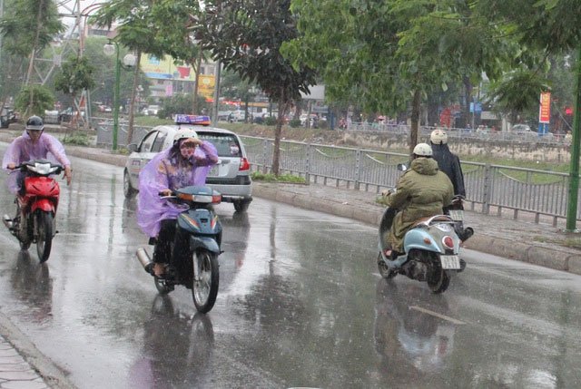 Thời tiết giao mùa vì sao hay mưa, làm con người biến đổi khó lường?