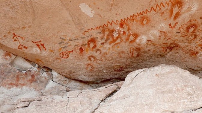 Thông điệp bí ẩn từ bức họa 9.000 năm tuổi đầy dấu bàn tay trong hang động này
