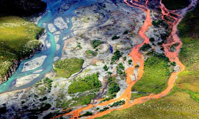 Thủ phạm khiến hàng loạt sông suối Alaska chuyển màu cam