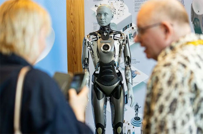 Thú vị cuộc họp báo đầu tiên giữa con người và robot