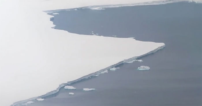 Thước phim đầu tiên hé lộ tảng băng trôi rộng 1.550km2