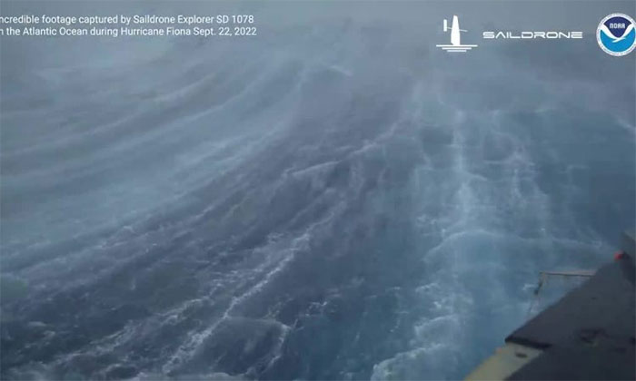Thuyền tự lái ghi hình sóng cao 15m trong tâm bão