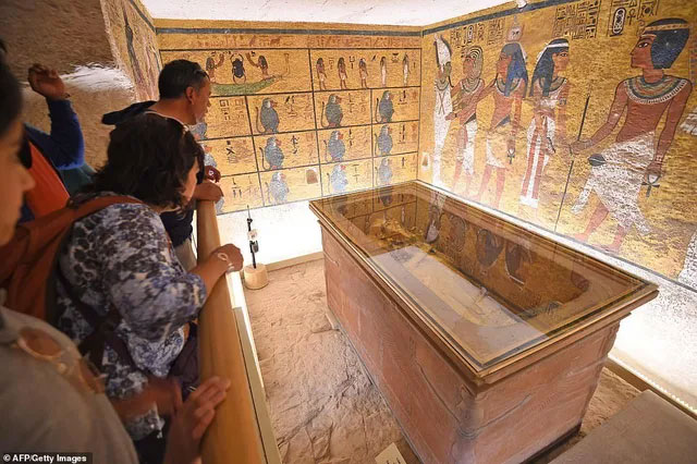 Tiết lộ hình ảnh bên trong hầm mộ bí ẩn của vị Pharaoh nổi tiếng nhất Ai Cập cổ đại