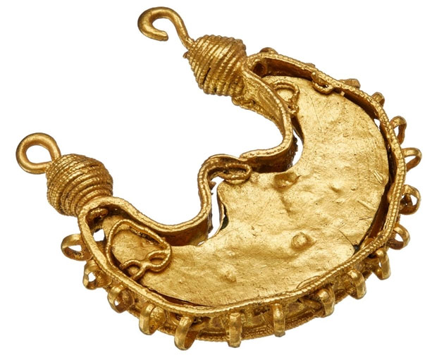Tìm thấy bông tai cổ bằng vàng 1.000 năm tuổi cực quý hiếm