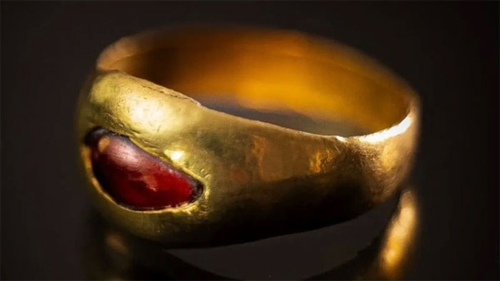 Tìm thấy chiếc nhẫn vàng 2.300 năm còn nguyên vẹn trong thành cổ