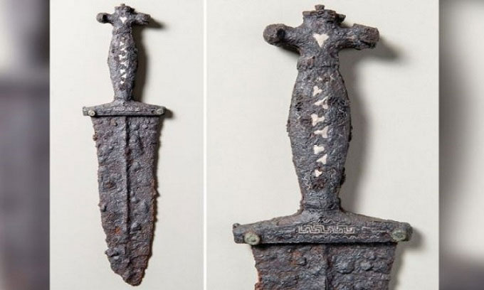 Tìm thấy dao găm nạm bạc 2.000 năm tuổi của chiến binh La Mã