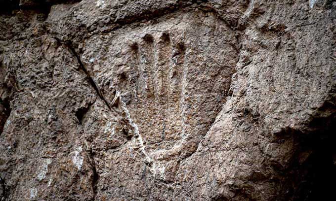 Tìm thấy dấu tay bí ẩn dưới con hào 1.000 năm