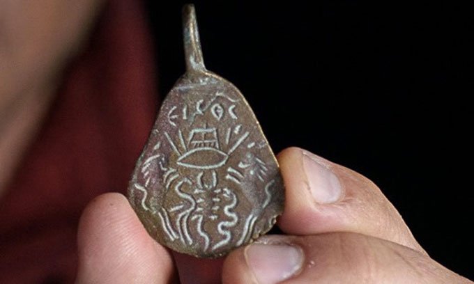 Tìm thấy lá bùa 1.500 năm tuổi chống lại mắt quỷ