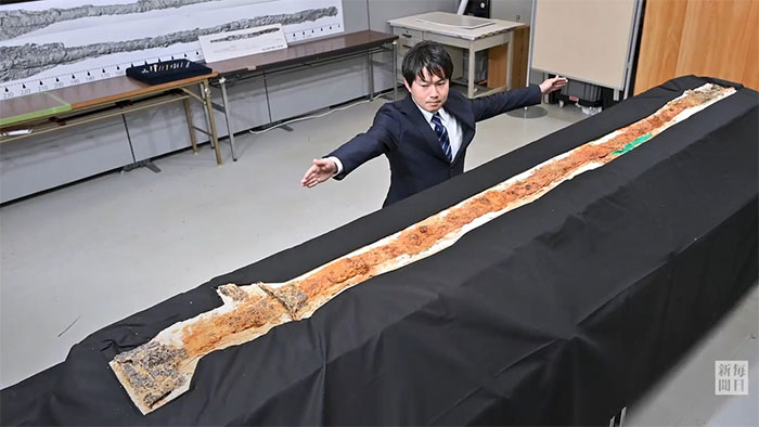 Tìm thấy thanh kiếm khổng lồ dài 2,37m ở cố đô Nhật Bản