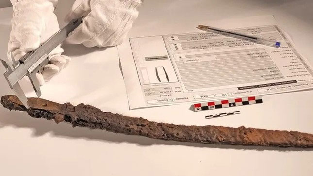 Tìm thấy thanh kiếm quý hiếm hơn 1.000 năm tuổi