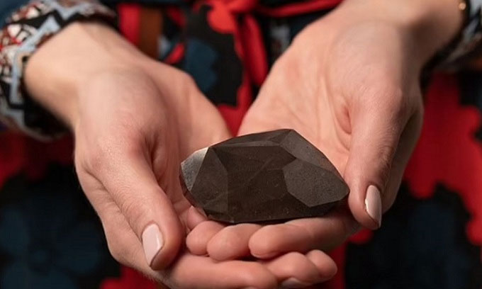 Tìm thấy viên kim cương đen 2,6 tỷ năm tuổi cực quý hiếm