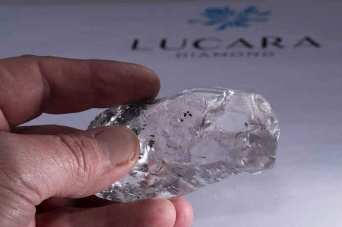 Tìm thấy viên kim cương trắng quý hiếm, chất lượng cao, nặng hơn 1.000 carat ở Boswana