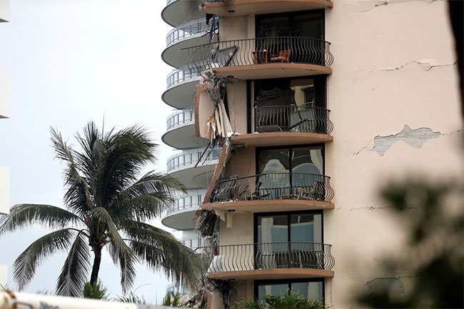 Tòa nhà 12 tầng tại Mỹ đổ sập kinh hoàng khiến hơn 100 người chết, bị thương và mất tích