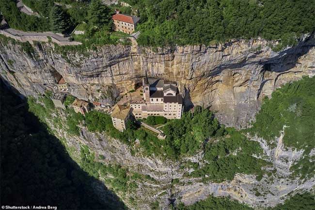 Toà nhà độc đáo lơ lửng giữa vách núi cao 774 mét ở Italia