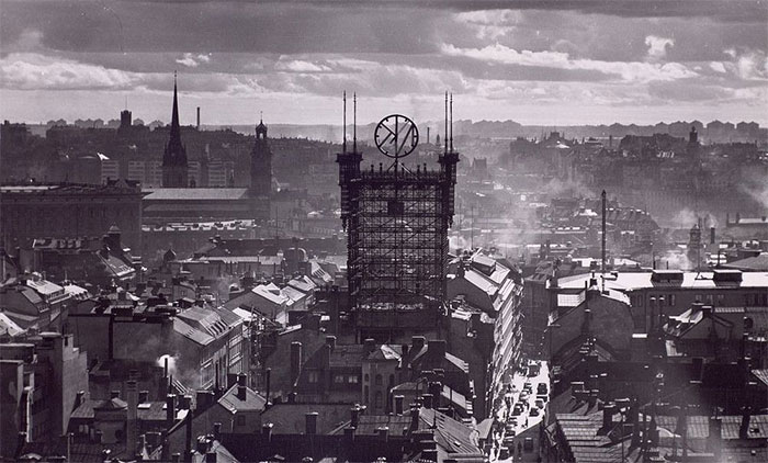 Tòa tháp cổ giữa lòng thành phố treo hơn 5.500 dây điện thoại
