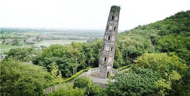 Tòa tháp nghiêng vẹo 7 độ, chân tháp bị phá hủy, nhưng tồn tại 1.000 năm
