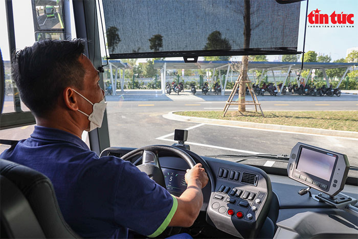 Toàn cảnh chiếc xe buýt điện đầu tiên tại Hà Nội sắp đi vào hoạt động