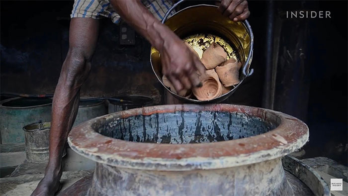 Toàn cảnh quy trình sản xuất nước hoa mùi đất giá đắt cắt cổ tại Ấn Độ